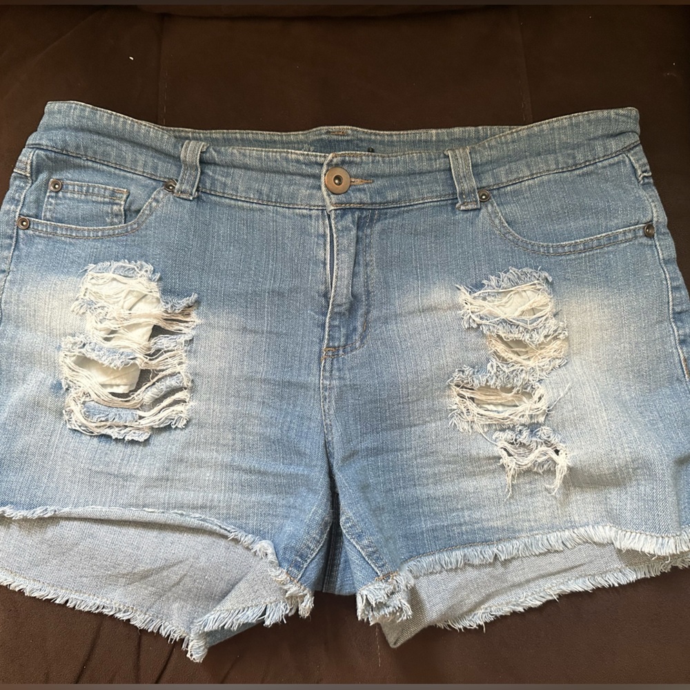 Shorts - Picture 2 of 3